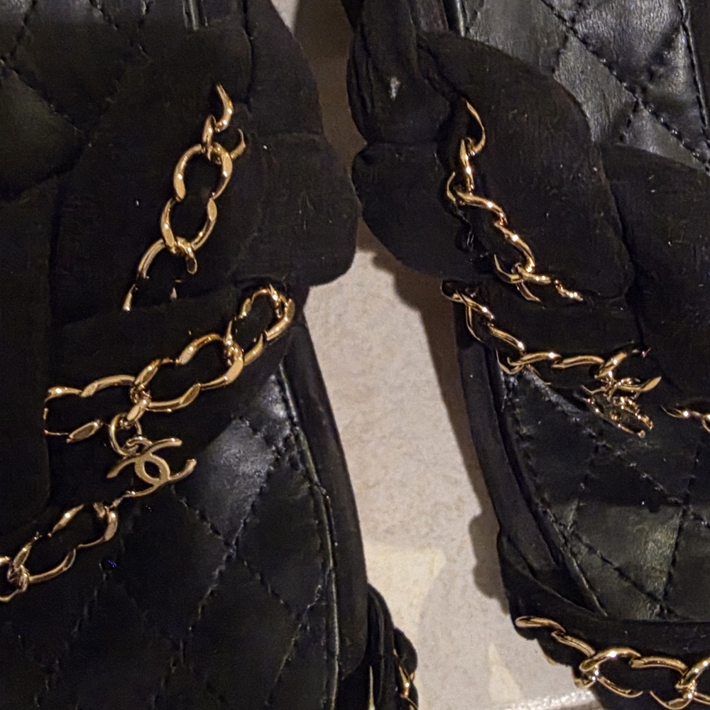 CHANEL AUTHENTIC Elegant Black Suede Sandals with Twist And Gold Chain 9.5 - Picture 4 of 7